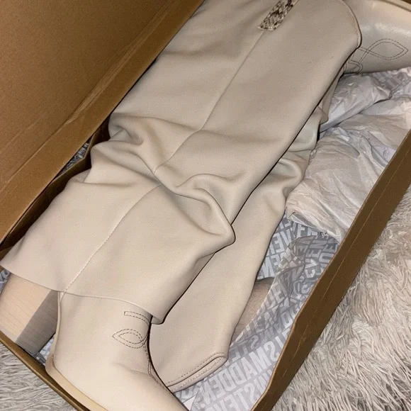 Steve Madden Lassy Fold over Boots - Picture 3 of 9